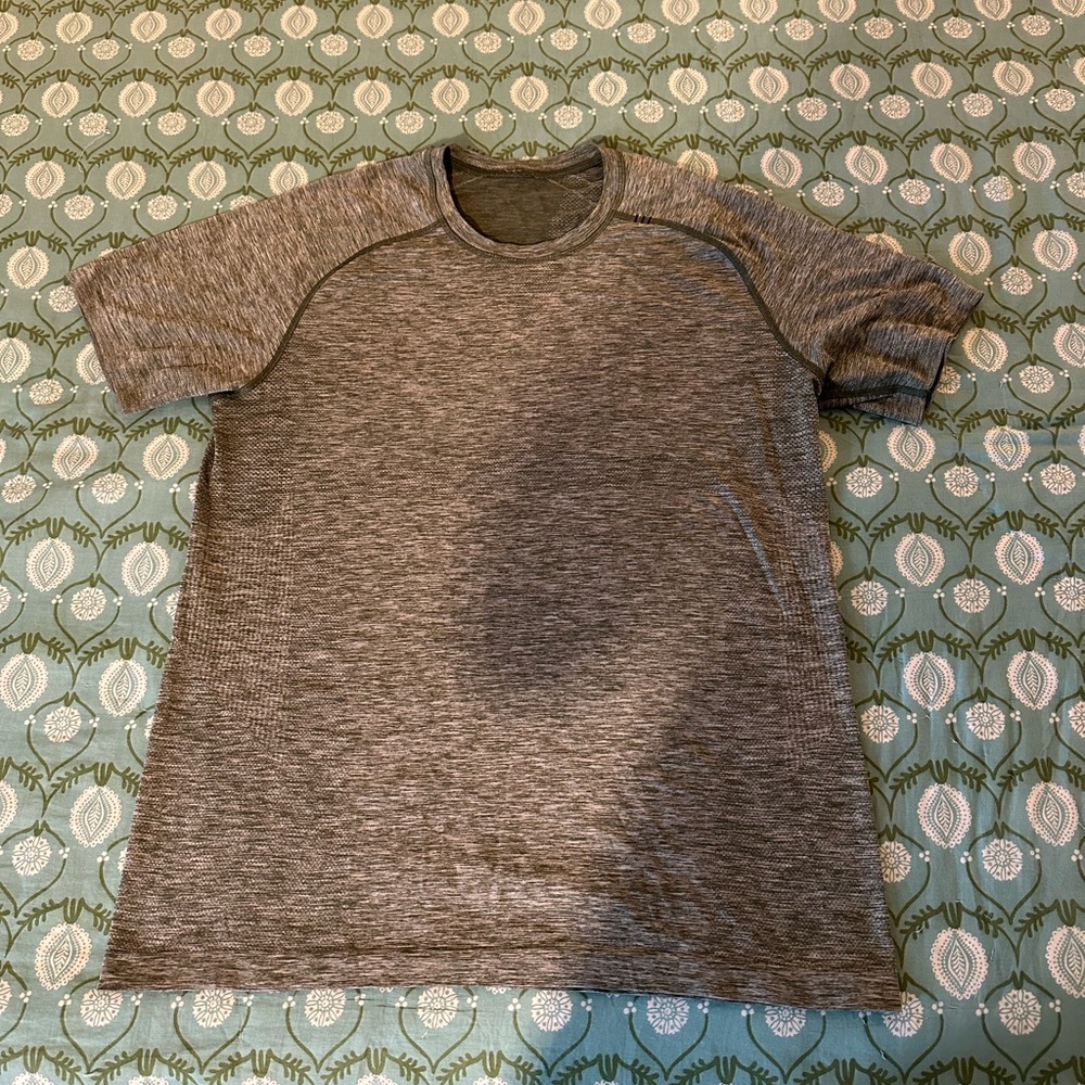 Lululemon Metal Vent Tech S/S Shirt, size large and color sage/green.